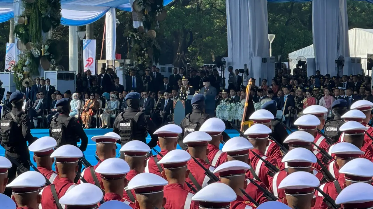 Presiden Prabowo Subianto saat menjadi Inspektur Upacara Hari Bhayangkara ke-79 di Lapangan Monas, Jakarta Pusat, Selasa (1/7/2025). (Liputan6.com/Nanda Perdana Putra)