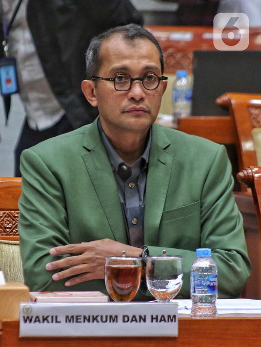 Wakil Menteri Hukum dan HAM RI, Edward Omar Sharif Hiariej mengikuti rapat kerja dengan Komisi III DPR RI di Kompleks Parlemen, Senayan, Jakarta, Rabu (9/11/2022). Rapat tersebut membahas penyampaian penyempurnaan Rancangan Kitab Undang-undang Hukum Pidana (RKUHP) hasil sosialisasi Pemerintah. (Liputan6.com/Angga Yuniar)