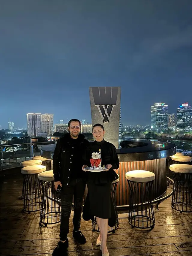 7 Potret Perayaan Ulang Tahun Cut Keke yang ke 50, Makan Malam Bareng Keluarga