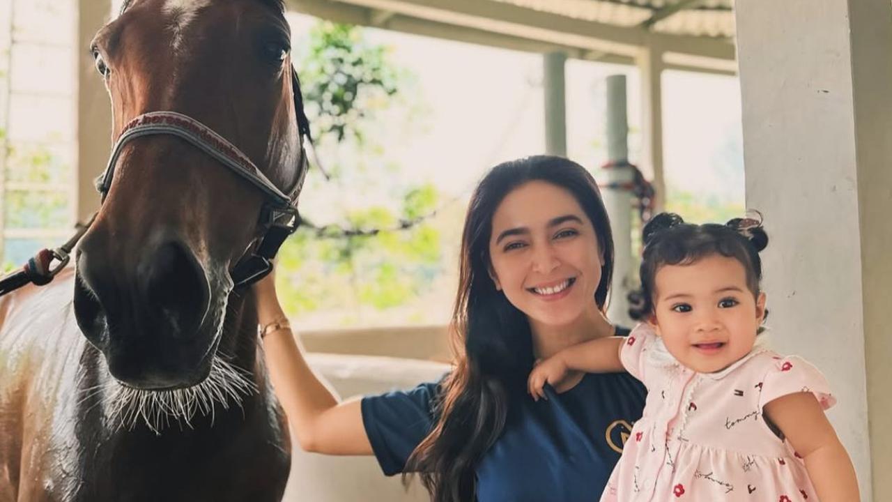 Momen Nabila Syakieb Menggendong Humaira Anak Zaskia Sungkar dan Berinteraksi dengan Kuda Cresscent