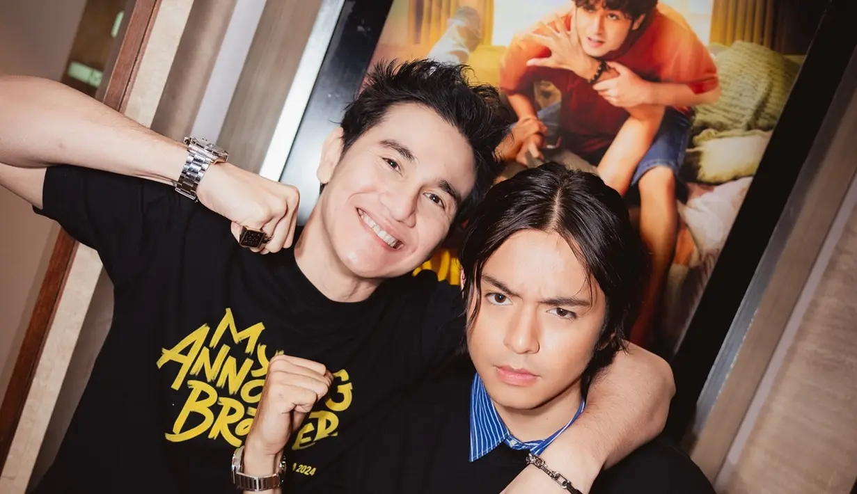 Potret Angga Yunanda dan Vino G Bastian ketika konferensi pers. Sudah lama wara wiri di dunia perfilman Indonesia, chemistry keduanya tak perlu diragukan lagi. Dibintangi dua aktor papan atas, netizen ungkap tak sabar nonton film tersebut sejak kabar rilis. Terpaut usia 18 tahun, keduanya layaknya kakak dan adik kandung. Kenakan baju kaus My Annoying Brother, Angga dan Vino kompak di momen ini. (Liputan6.com/IG/@angga)