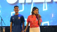 Gian Zola dan pacarnya, Ghea Youbi pada acara launching Arema di Stadion Gajayana, Malang, Rabu (21/7/2022). (Bola.com/Iwan Setiawan)