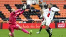 Striker Paris Saint-Germain (PSG), Kylian Mbappe, berebut bola dengan kiper Lorient, Matthieu Dreyer, pada laga Liga Prancis di Stadion Moustoir, Minggu (31/1/2021). PSG takluk dengan skor 3-2. (AP/David Vincent)