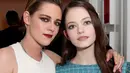 Mackenzie Foy, pemeran Renesmee dalam franchise Twilight memang tumbuh menjadi perempuan cantik saat ini. Yuk, throw back pada masa-masa ia menjadi anak kecil yang imut! (SHUTTERSTOCK - Cosmopolitan)