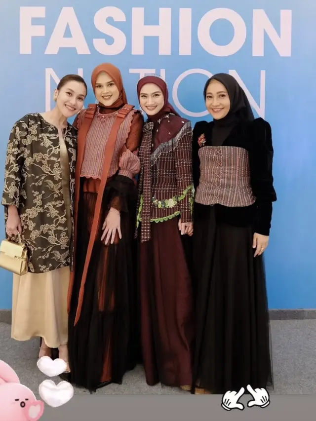 Cut Meyriska dan Melody Laksani Tampil Modern Dibalut Tenun Baduy karya Yanti Adeni. dok. [@ayutingting92]