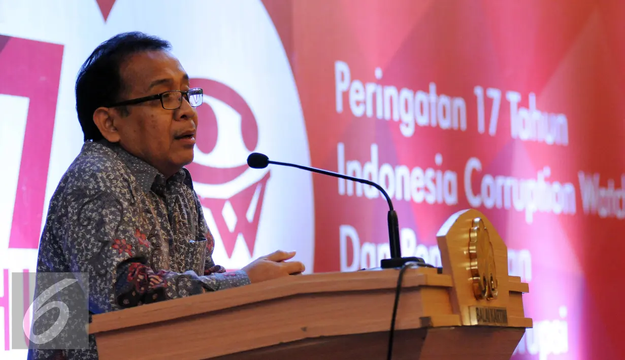 Menteri Sekretariat Negara, Pratikno memberikan sambutan pada peringatan 17 tahun ICW di Jakarta, Selasa (4/8/2015).Peringatan 17 tahun ICW bersamaan dengan pembukaan Sekolah Anti Korupsi. (Liputan6.com/Helmi Fithriansyah)