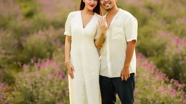 Gaya Aaliyah Massaid saat Dilamar Thariq Halilintar. [@thariqhalilintar]