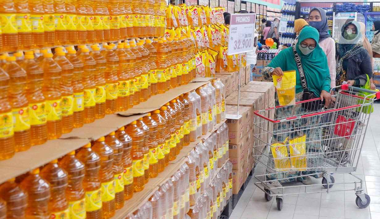 Pengunjung memasukkan minyak goreng kemasan ke dalam keranjang belanja di toko digital Scan and Go, CBD Ciledug, Tangerang, Banten, Rabu (8/3/2023). Sejumlah sektor usaha yakni ritel, makanan minuman, dan fesyen diprediksi bakal melonjak saat momen Ramadan tahun ini. (Liputan6.com/Angga Yuniar)