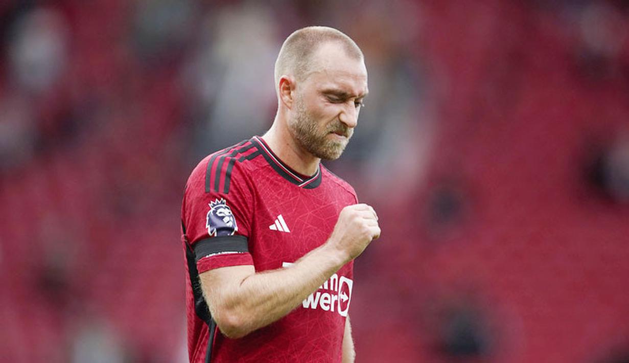 Pemain Manchester United, Christian Eriksen, tampak kecewa setelah ditaklukkan Brighton and Hove Albion pada laga Liga Inggris di Stadion Old Trafford, Sabtu (16/9/2023). Brighton mencetak tiga gol melalui Danny Welbeck, Pascal Gross dan Joao Pedro. Sementara Manchester United hanya mampu membalas melalui Hannibal Mejbri.. (AP Photo/Dave Thompson)