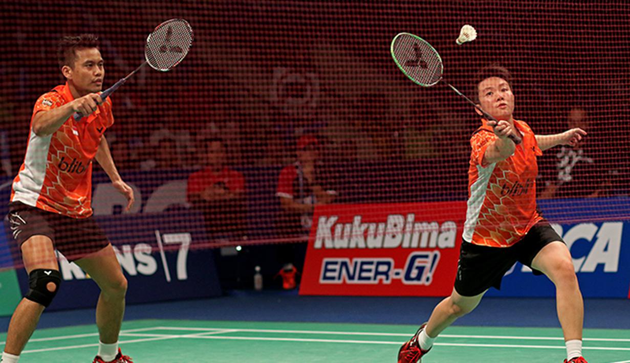 Tontowi Ahmad/Liliyana Natsir ganda campuran Indonesia dikalahkan oleh Zhang Nan/Zhao Yunlei di semifinal BCA Indonesia Open Premier Super Series 2015 di Istora Senayan Jakarta. (Peksi Cahyo/Bola.com)