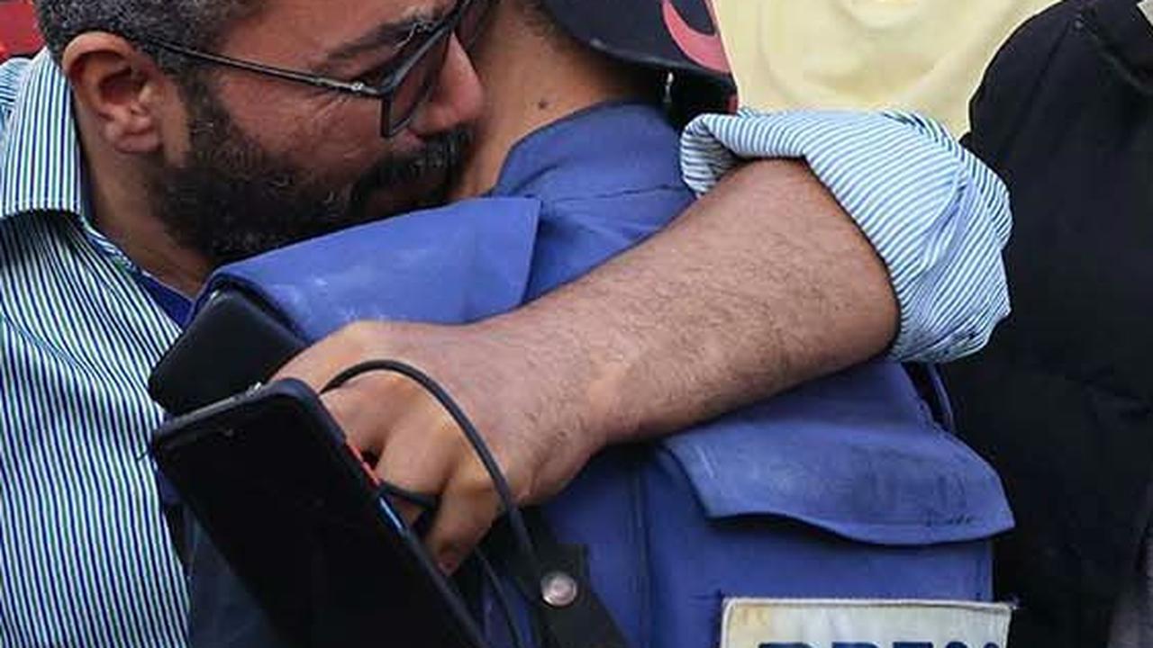 Alaloul, yang bekerja sebagai juru kamera untuk Anadolu Agency, mengatakan kedua putranya, Ahmed (13) dan Qais (4) meninggal dalam pemboman itu. Mereka tewas bersama saudara laki-laki Alaloul. Mahmud Hams/AFP<br>
