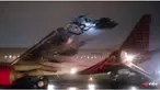 Belum diketahui apakah ada korban jiwa akibat kecelakaan, tapi yang pasti kondisi sayap Batik Air patah dan terbakar.
