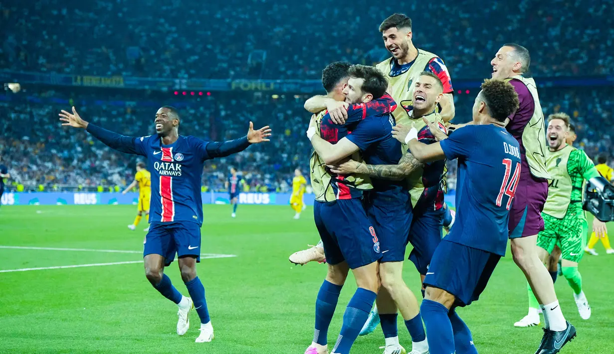 Pemain Paris Saint-Germain (PSG) melakukan selebrasi setelah menaklukkan Inter Milan pada laga final Liga champions 2024/2025 di Stadion Allianz Arena, Minggu (01/06/2025) dini hari WIB. (AP Photo/Martin Meissner)