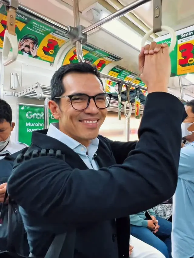 6 Gaya Adrian Maulana Saat Naik Transportasi Umum, Tetap Rapi dan Elegan