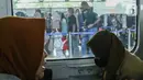Antrean penumpang yang akan menaiki kereta api terlihat dari jendela di Stasiun Pasar Senen, Jakarta, Jumat (8/7/2022). Dua hari menjelang Idul adha 2022, jumlah penumpang kereta api jarak jauh meningkat dua kali lipat di Stasiun Pasar Senen dengan jumlah 14.470 penumpang dari 24 jadwal keberangkatan KA. (Liputan6.com/Herman Zakharia)