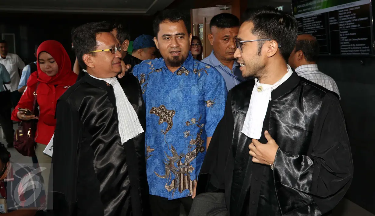 Kakak Saipul Jamil, Samsul Hidayatullah usai menjalani sidang perdana di Pengadilan Tipikor Jakarta, Rabu (31/8). Samsul Hidayatullah didakwa memberi suap sebesar Rp50 juta kepada Panitera Pengganti PN Jakarta Utara, Rohadi. (Liputan6.com/Helmi Afandi)