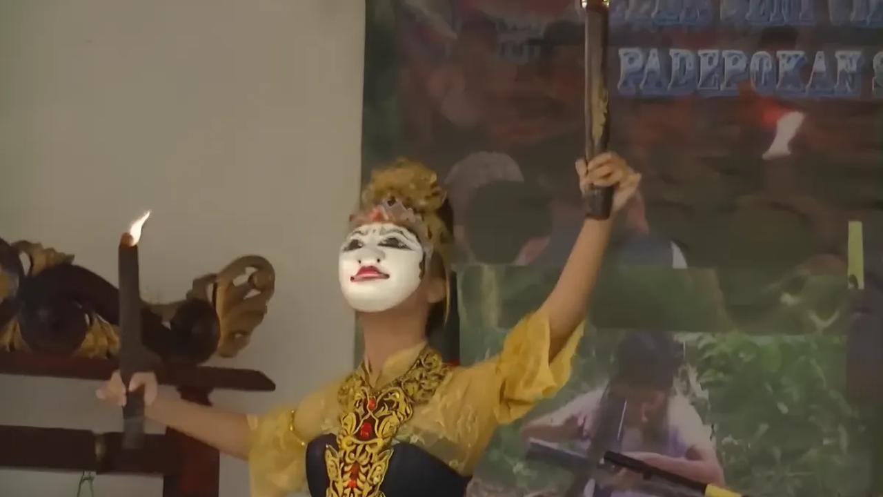 Penarinya atraktif.