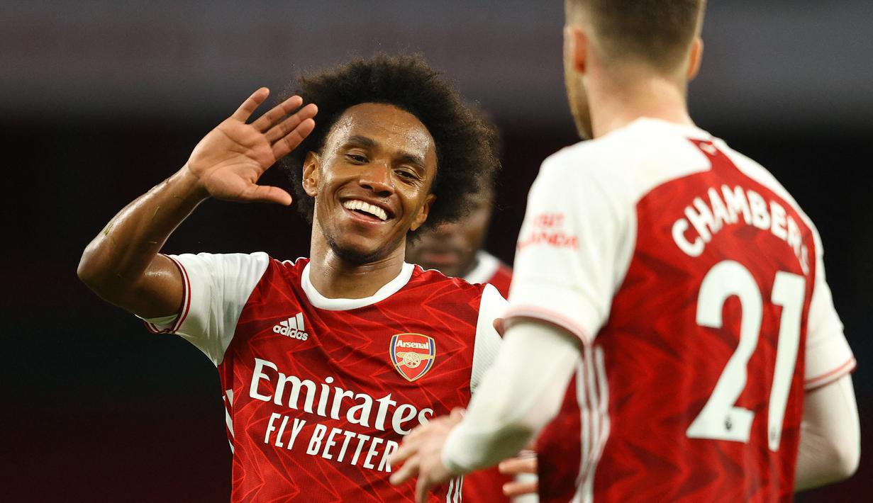 <p>Willian. Sayap kiri Brasil berusia 33 tahun ini didatangkan Arsenal dari Chelsea pada awal musim 2020/2021 dengan status bebas transfer. Sempat mendapat tempat di awal kedatangannya dan tampil dalam total 37 laga di semua ajang pada musim 2020/2021, ia akhirnya sepakat memutus kontrak lebih cepat di akhir musim 2020/2021. Pada awal musim 2021/2022 ia meninggalkan Arsenal dengan status bebas transfer menuju Corinthians meski kontraknya baru berakhir pada 2022/2023. (AFP/Pool/Richard Heathcote)</p>