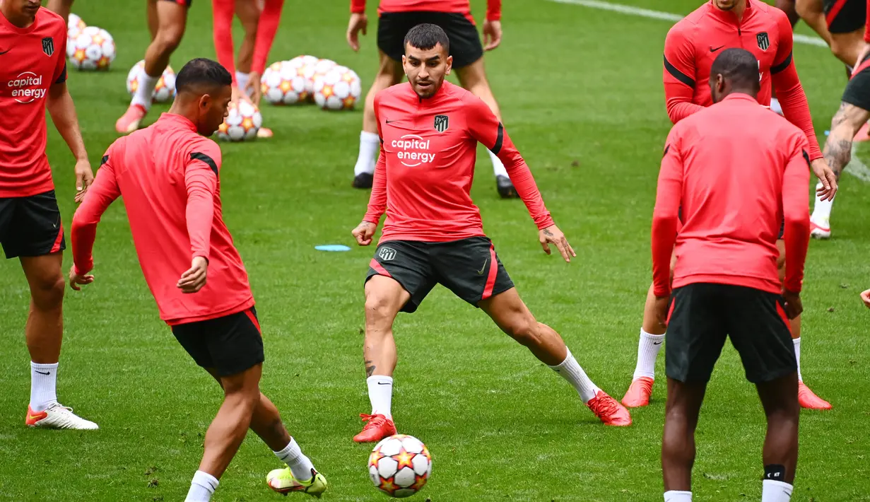 Pemain depan Atletico Madrid, Angel Correa (kiri) menghadiri sesi latihan dengan rekan timnya di stadion Wanda Metropolitano, Selasa (14/9/2021). Atletico Madrid akan menjamu FC Porto di laga pembuka fase Grup B Liga Champions 2021-2022 pada Kamis dini hari, 16 September. (GABRIEL BOUYS/AFP)