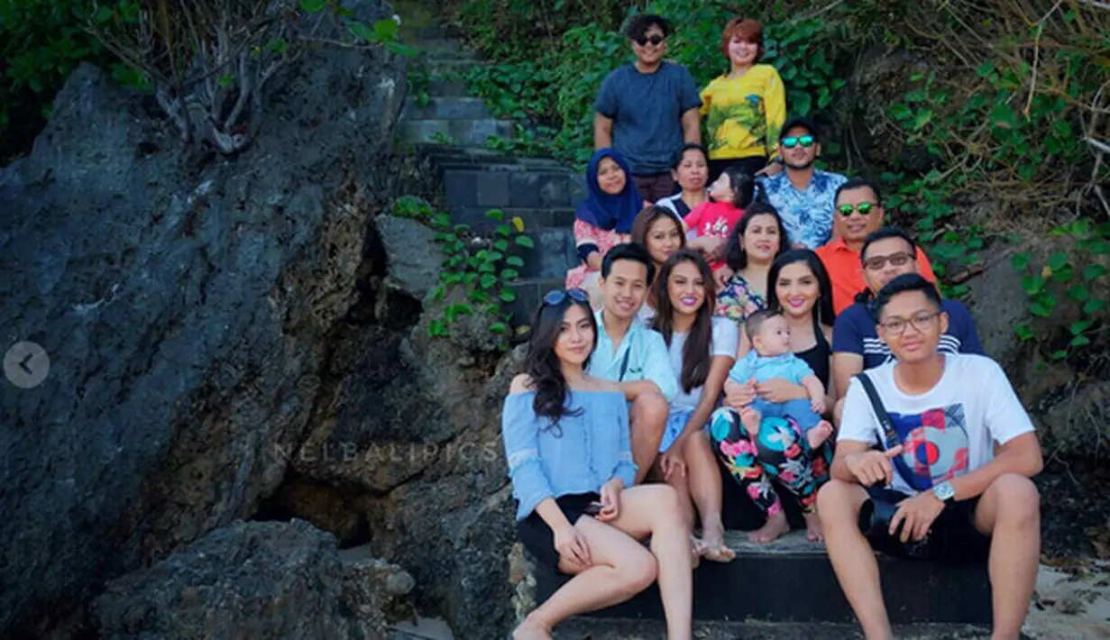 Ucapan doa juga datang dari sang kekasih, Rabbani Zaki. Meski tidak bisa merayakan ulang tahun bersama, lantaran Aurel liburan di luar negeri bersama keluarga, ucapan dan doa di tulis dengan menggungah foto di pinggir pantai.(Instagram/aurelie.hermansyah)