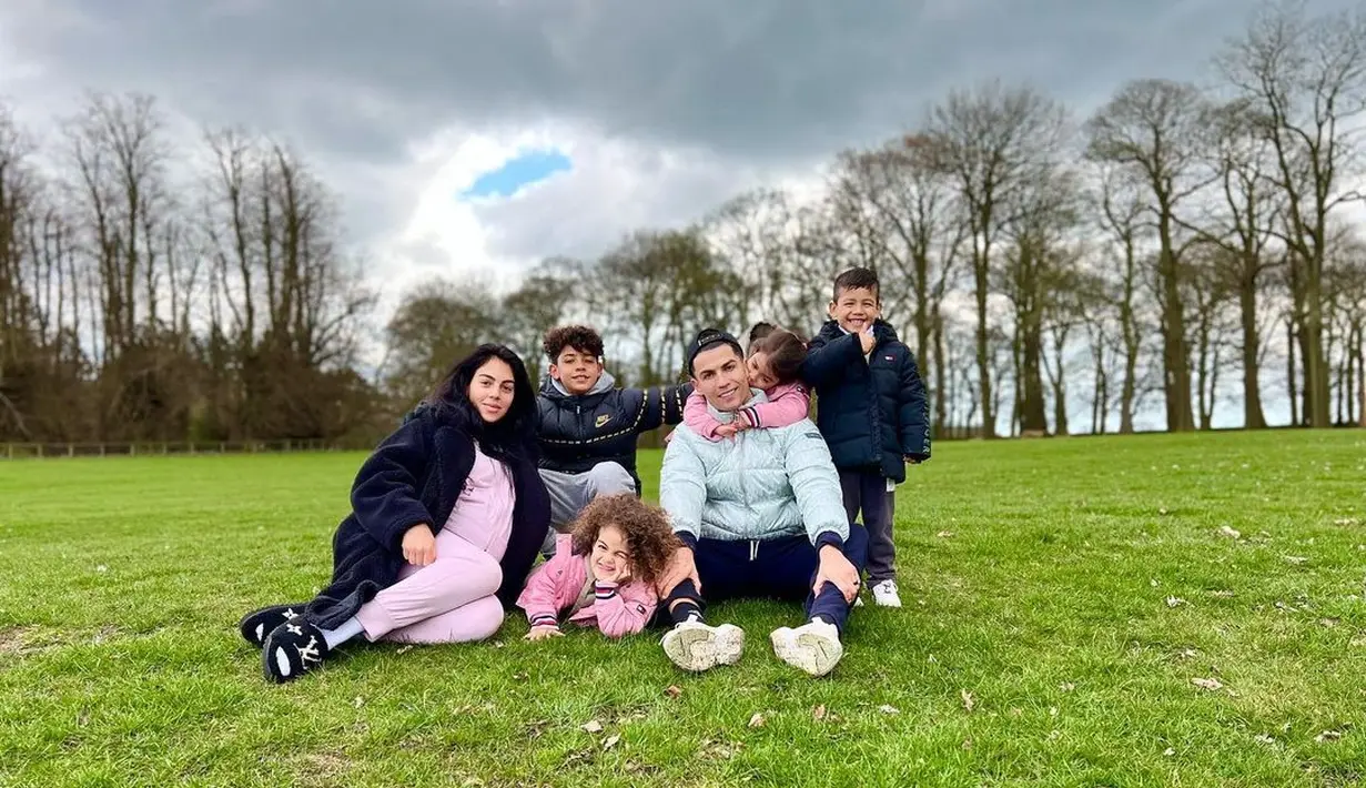 Georgina Rodriguez memakai set pakaian pink dan jaket hitam dikelilingi orang-orang tersayang di momen hamil besar (Foto: Instagram @georginagio)