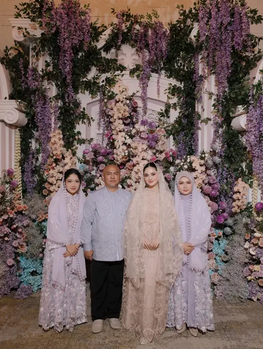 Makeup bernuansa fresh pulasan Marlene Hariman juga menambah kesempurnaan tampilan glowing Syifa Hadju di momentum istimewa.  [Foto: Instagram/ Syifa Hadju]