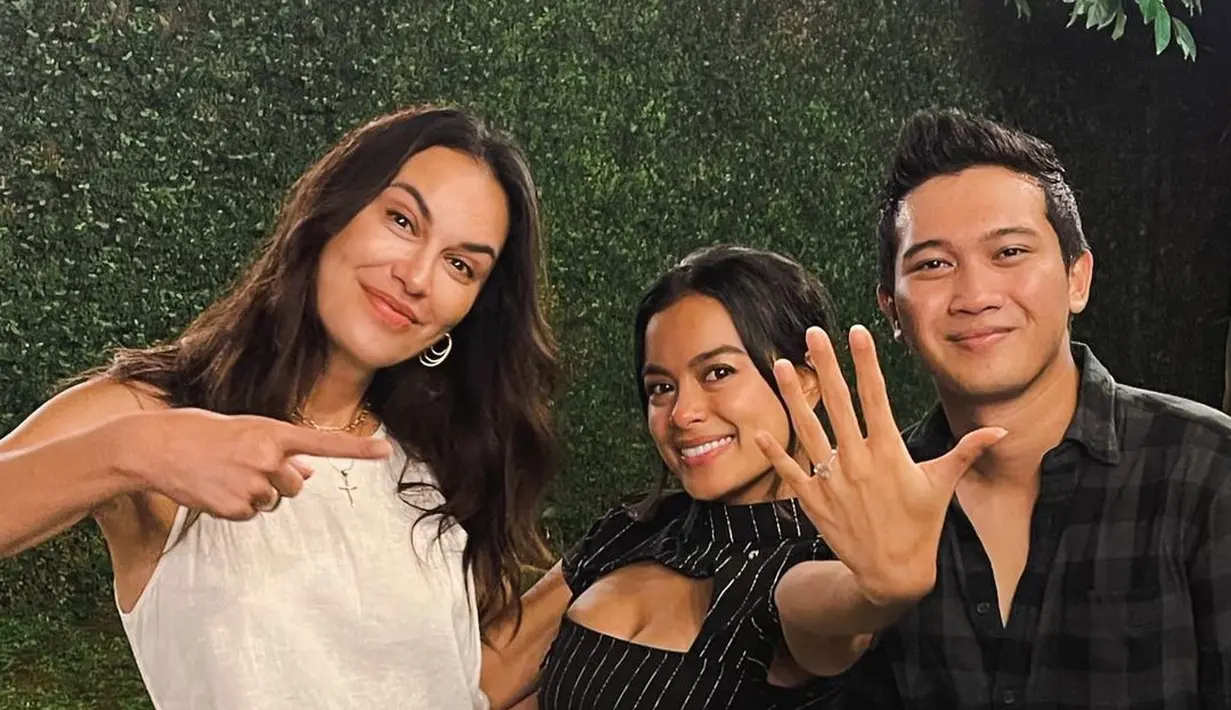 Crop top berpotongan cut out di dada jadi outfit Eva saat dilamar kekasihnya Demas Narawangsa (Foto: 
sophia_latjuba88)