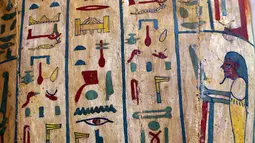 Hieroglif Mesir di peti mati kuno yang baru ditemukan di situs pemakaman Saqqara di Provinsi Giza, Mesir, 3 Oktober 2020. Kementerian Pariwisata dan Kepurbakalaan Mesir memamerkan 59 peti mati kuno yang baru ditemukan dengan kondisi terawat baik di Provinsi Giza. (Xinhua/Ahmed Gomaa)