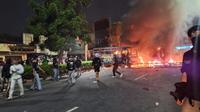 Massa demo tewasnya pengemudi ojol Affan Kurniawan&nbsp;membakar dua unit bus polisi di&nbsp;Markas Tim Gegana Korps Brimob Polri&nbsp;di Jalan Kramat Raya, Jakarta Pusat (Jakpus). (Antara)