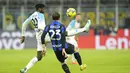 <p>Pemain Napoli, Andre-Frank Zambo Anguissa berusaha mengontrol bola dari kawalan gelandan Inter Milan, Nicolo Barella pada pertandingan lanjutan Liga Serie A Italia di stadion San Siro di Milan, Italia, Kamis (5/1/2023). Meski kalah, Napoli tetap ada di puncak klasemen sementara dengan 41 poin. (AP Photo/Luca Bruno)</p>