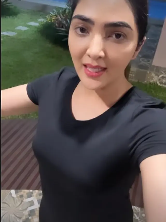 Ashanty Klarifikasi Tudingan Ngobrol dengan Tamu di Garasi