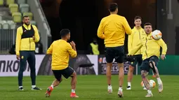 Para pemain Villarreal menghadiri sesi latihan pada malam pertandingan Final Liga Eropa menghadapi di Gdansk, Selasa (25/5/2021). Final Liga Europa akan mempertemukan Villareal vs Manchester United (MU) pada Kamis, 27 Mei 2021 di Stadion Energa. (JANEK SKARZYNSKI / AFP)