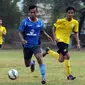 Penyerang PBR, Yongki Aribowo (kedua kiri) menggiring bola saat uji coba dengan Villa 2000 di Lapangan ISCI, Ciputat, Tangerang, Kamis (5/11/2015). Laga ini persiapan PBR menghadapi turnamen Piala Jenderal Sudirman. (Liputan6.com/Helmi Fithriansyah) 