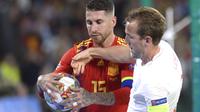 Sergio Ramos (kiri) bergegas memungut bola usai cetak gol ke gawang Inggris (CRISTINA QUICLER / AFP)