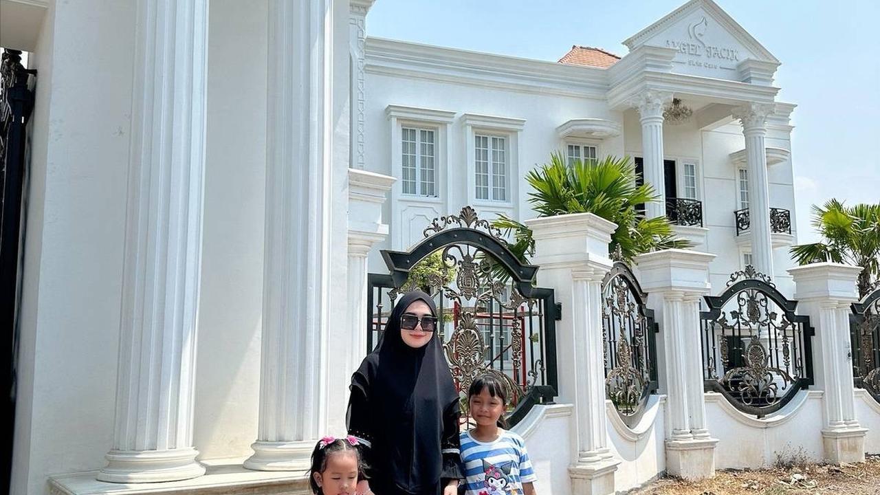 Kisah Wanita Beri Hadiah Anak dan Ayah usai Ketahuan Foto di Depan Rumahnya, Bikin Haru hingga Banjir Pujian Warganet