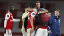 Kiper Arsenal, Emiliano Martinez, merayakan kemenangan timnya atas Liverpool pada laga lanjutan Premier League pekan ke-36 di Emirates Stadium, Kamis (16/7/2020) dini hari WIB. Arsenal menang 2-1 atas Liverpool. (AFP/Paul Childs/pool)