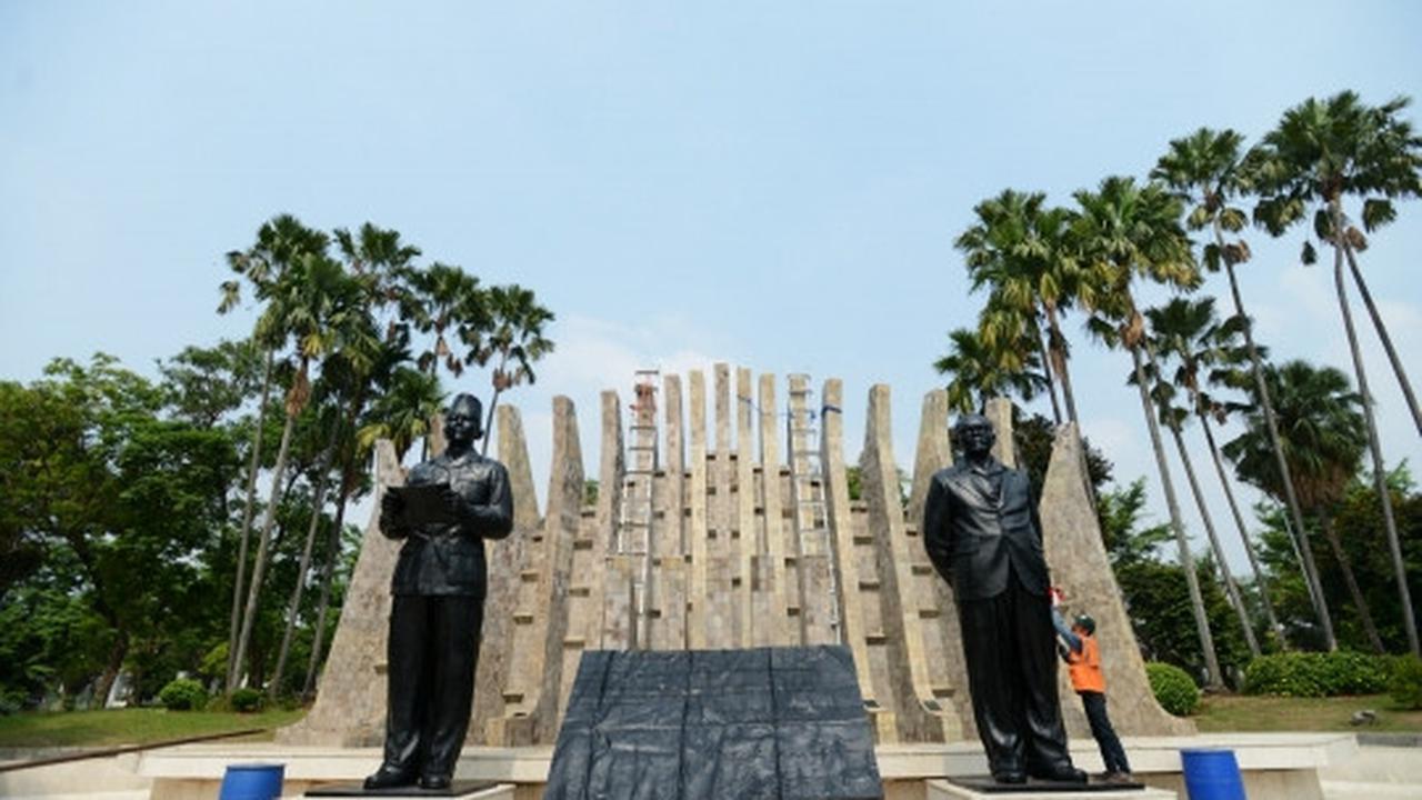 Sucikan Hari Kemerdekaan, patung Soekarno-Hatta dibersihkan