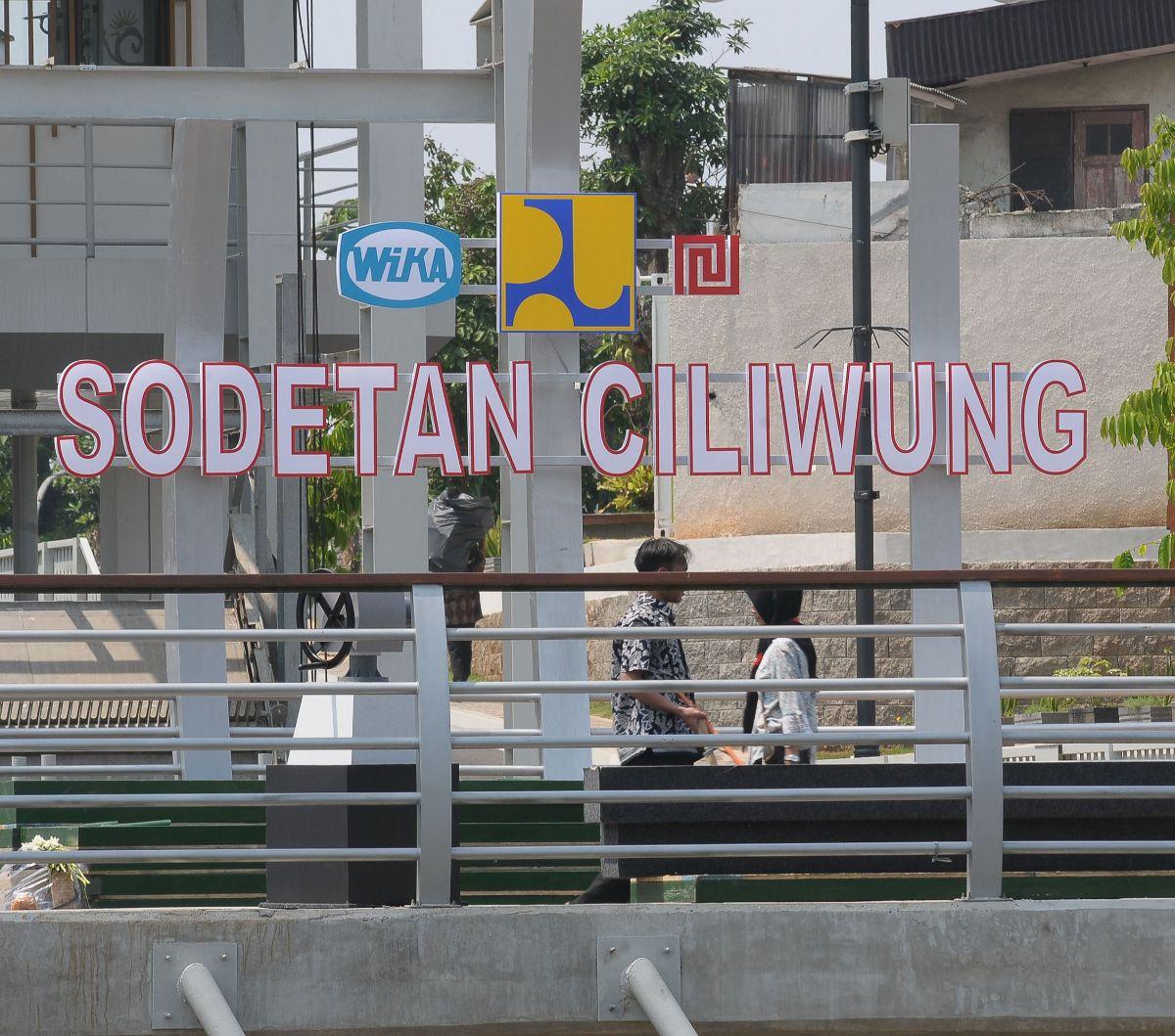 Seperti diketahui banjir di Jakarta juga banyak disebabkan oleh curah hujan yang tinggi. Selain itu, Jakarta juga sangat rawan dengan rob atau naiknya air laut ke daratan.