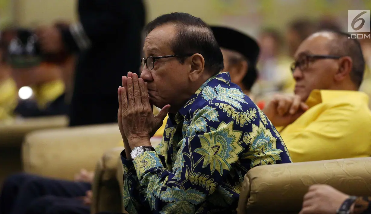 Dewan Parkar Partai Golkar, Akbar Tandjung menghadiri Seminar Nasional Partai Golkar, Jakarta, Kamis (19/10). Acara tersebut mengambil tema "Revitallisasi Ideologi Pancasila Sebagai Landasan Partai Golkar". (Liputan6.com/Johan Tallo)