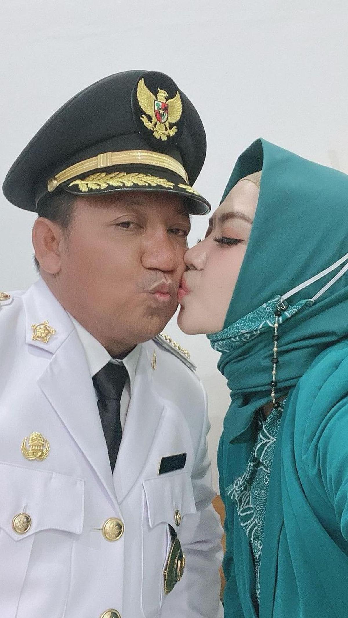 Bukan hanya itu saja, Zahra dan sang suami juga dikenal selalu mesra dan romantis. Terlihat dari sejumlah foto yang diunggah oleh Zahra di akun Instagram miliknya. <br>