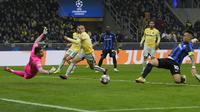 Pemain Inter Milan, Lautaro Martinez (kanan) berusaha menjebol gawang FC Porto yang dijaga oleh Diogo Costa (kiri) dalam pertandingan leg pertama babak 16 besar Liga Champions 2022/2023 yang berlangsung di San Siro, Milan, Kamis (23/2/2023) WIB. (AP Photo/Luca Bruno)