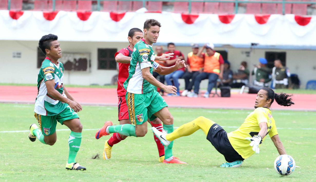 Jandia Eka Putra, mencoba menhalau bola dari kejaran Patrick Cruz pada laga Piala Jenderal Sudirman di Stadion Manahan, Solo, Selasa (15/12/2015). (Bola.com/Nicklas Hanoatubun)