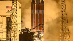 Roket NASA, United Launch Alliance Delta IV Heavy membawa pesawat Parker Solar Probe meluncur ke Matahari dari Frorida, Amerika Serikat, Minggu (12/8). Peluncuran roket berjalan lancar dan direkam secara dramatis. (Bill Ingalls/NASA via AP)
