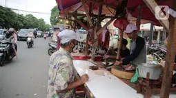 Warga membeli daging di kawasan Ciledug, Tangerang, Minggu (1/5/2022). Daging sapi segar secara nasional tercatat naik Rp.10.777 per kilogram setara 7,72 persen menjadi Rp.139.600 per kilogram dan daging beku Rp. 106.100 per kilogram atau naik 4.43 persen.  (Liputan6.com/Angga Yuniar)