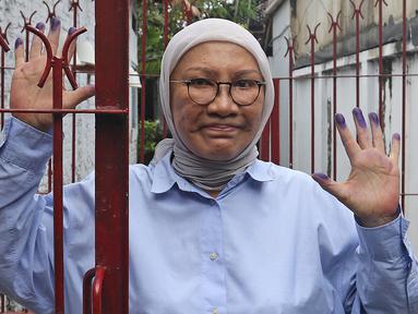 Ratna Sarumpaet menyapa pewarta di kediamannya usai dinyatakan bebas dari hukuman pidana kasus penyebaran berita bohong atau hoaks, Jakarta, Kamis (26/12/2019). Ratna keluar dari Lapas Perempuan Kelas IIA Pondok Bambu setelah permohonan bebas bersyaratnya dikabulkan. (Liputan6.com/Herman Zakharia)