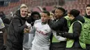 Gelandang RB Salzburg, Noah Okafor (tengah) berselebrasi bersama rekan satu timnya setelah mencetak gol ke gawang Sevilla selama pertandingan Grup G Liga Champions di Salzburg, Austria, Kamis (9/12/2021). Salzburg menang tipis atas Sevilla dengan skor 1-0. (AFP/APA/Hans Punz)