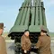 Pemimpin Korea Utara Kim Jong Un memeriksa sistem peluncur roket ganda 240mm di lokasi yang dirahasiakan. (Dok. AFP/KNS/KCNA)