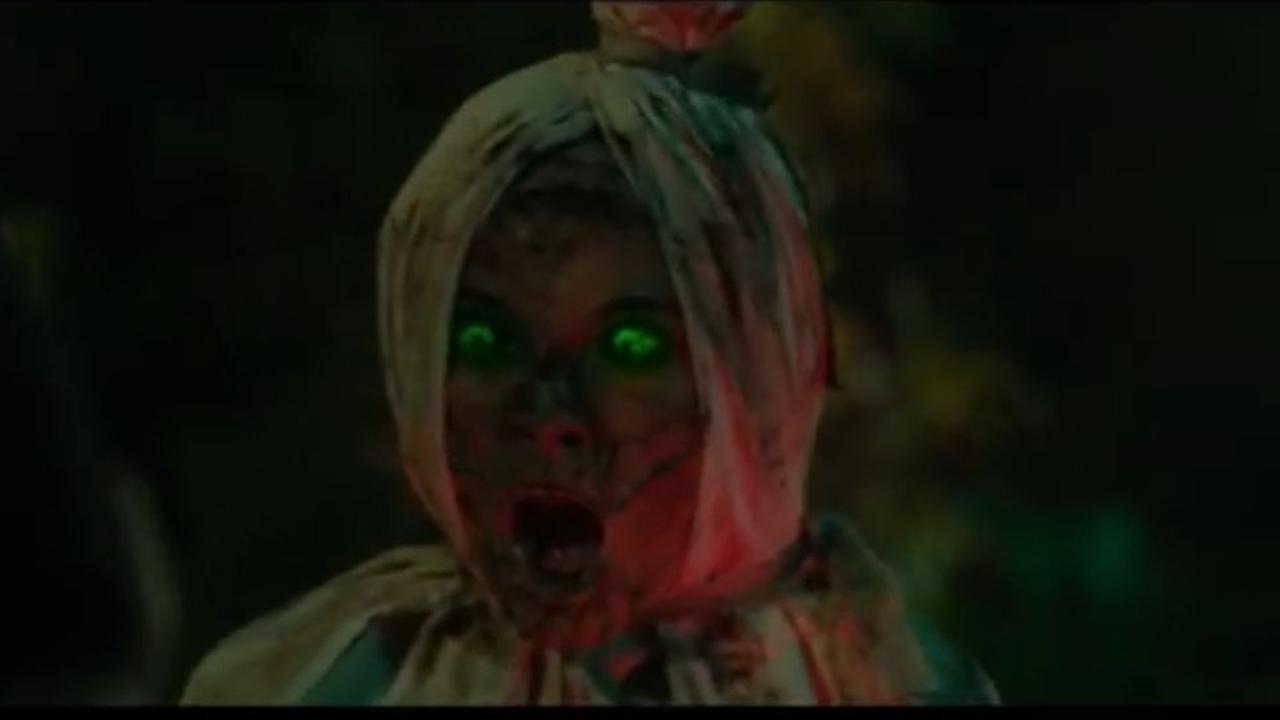 Acha Septriasa berperan menjadi pocong di Film Mumun