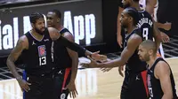 Pemain Los Angeles Clippers (kiri) merayakan kemenangan atas Phoenix Suns dalam lanjutan NBA. (HARRY HOW / AFP)