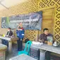 Juru Bicara PGE Area Karaha Asmaul Husna memberikan materi mengenai CSR perusahaan termasuk soal kegiatan budidaya kipi Arabika Sukahurip, di kaki gunung Talaga Bodas, Kecamatan Pangatikan, Garut, Jawa Barat. (Liputan6.com/Jayadi Supriadin)